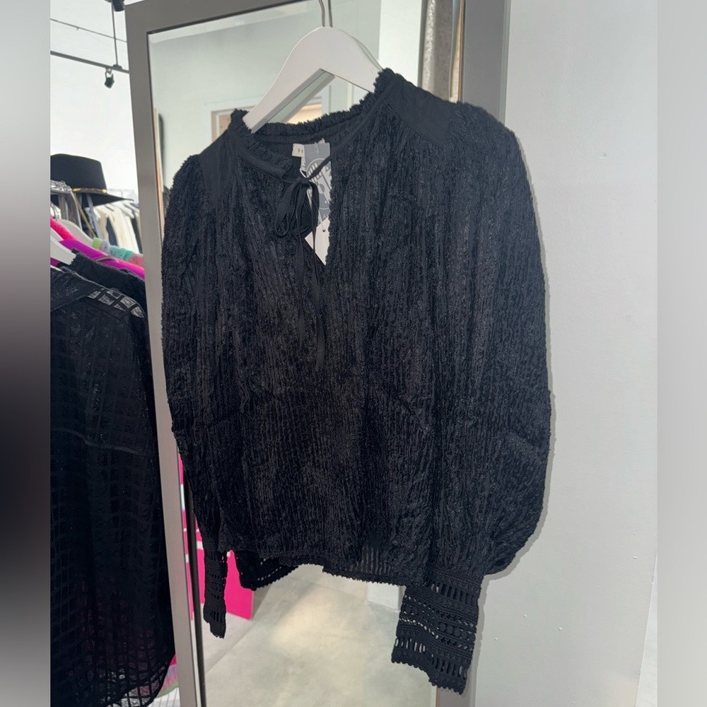 Stellah @ FORAVI - Velvet long-sleeve top w/ lace